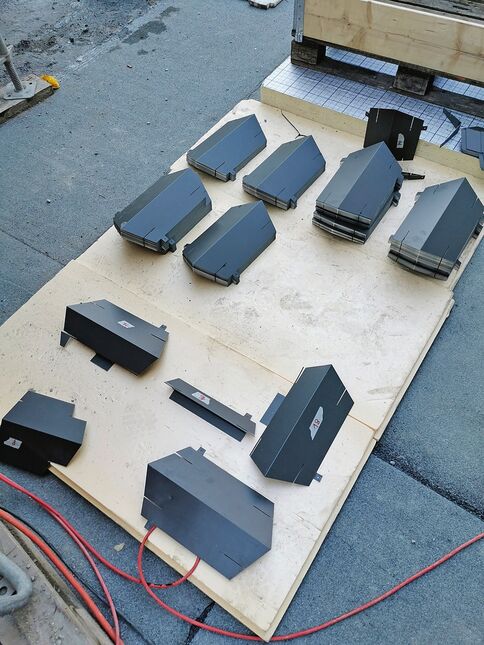 Der Bausatz von «Parafa» besteht aus längs gekanteten, sechseckigen Elementen, die Einschnitte für das Zusammenstecken aufweisen.